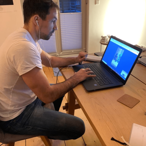 Sascha beim Arbeiten am Laptop