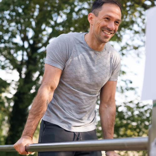 Sascha macht einen Dip draußen im Trainingspark