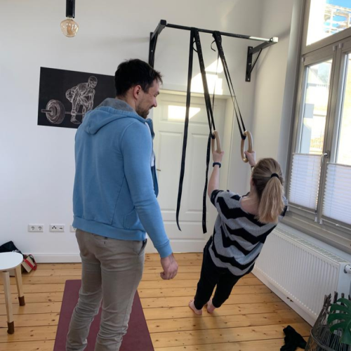 Sascha Trainiert im mehrleben Büro mit einer Klientin