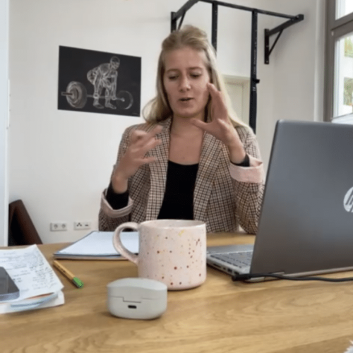 Josefine erklärt etwas vor einem Laptop am Tisch